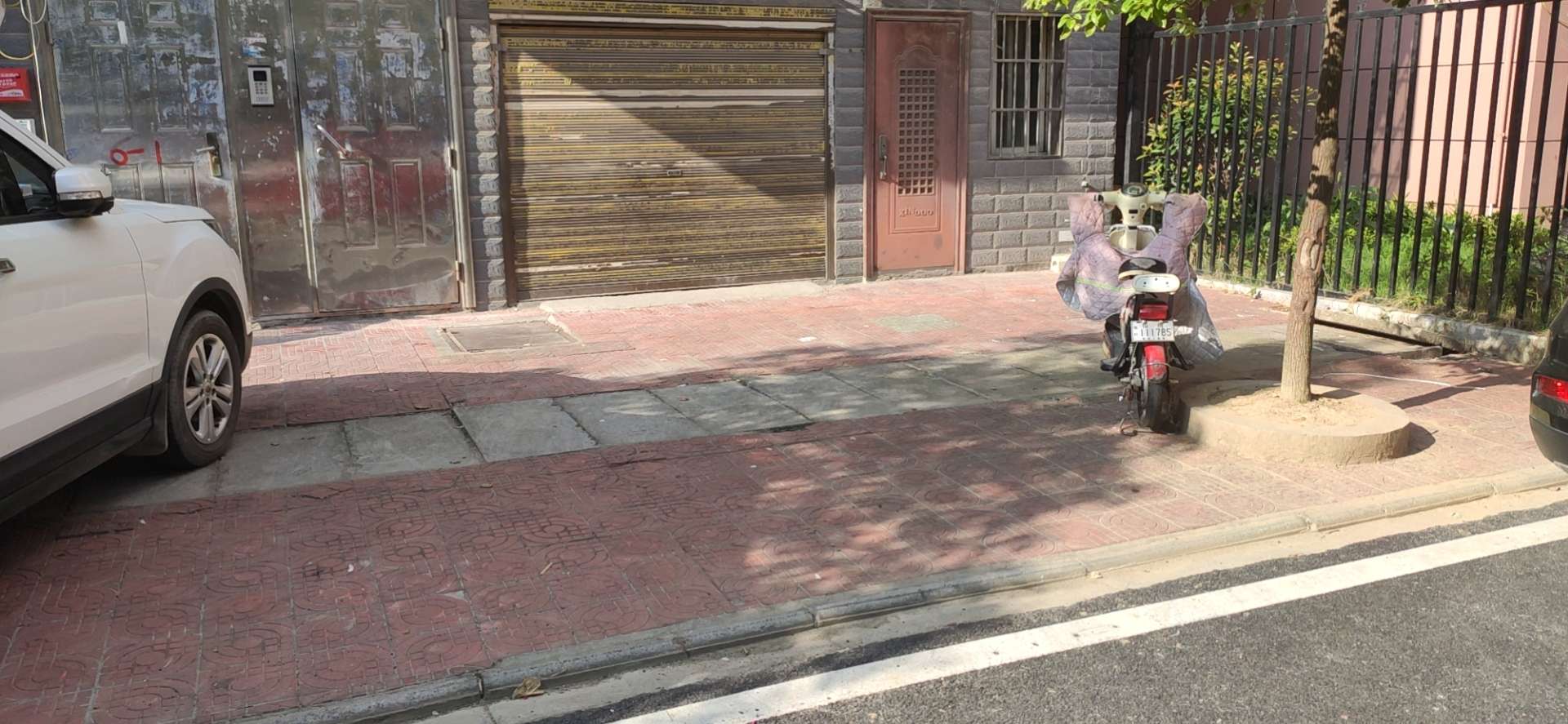 明大酒店进来大众小区6栋 套内18 水电皆有毛坯  低价出售