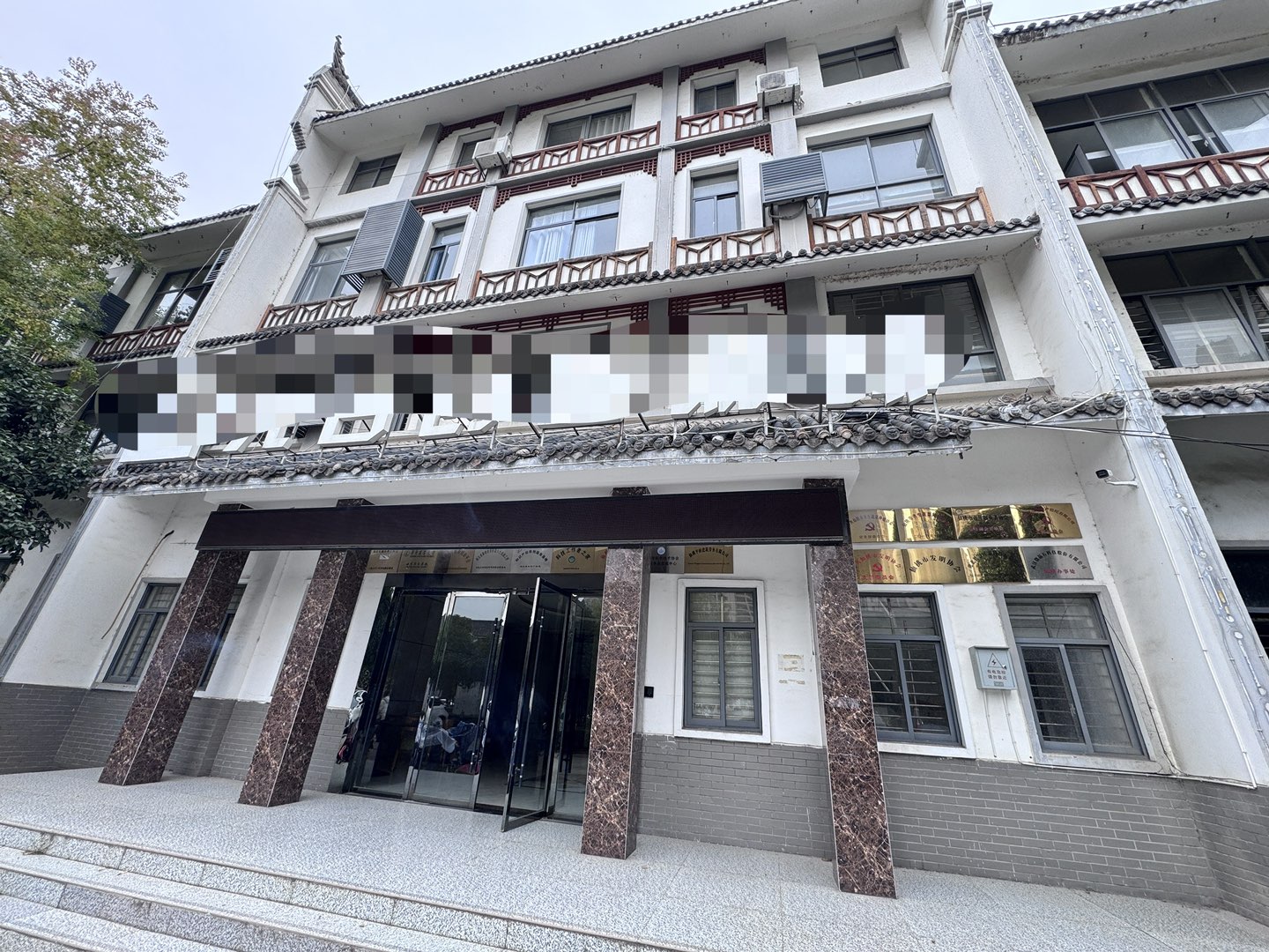 每个房间面积30平方至300平方都有，最低一个月租金1000