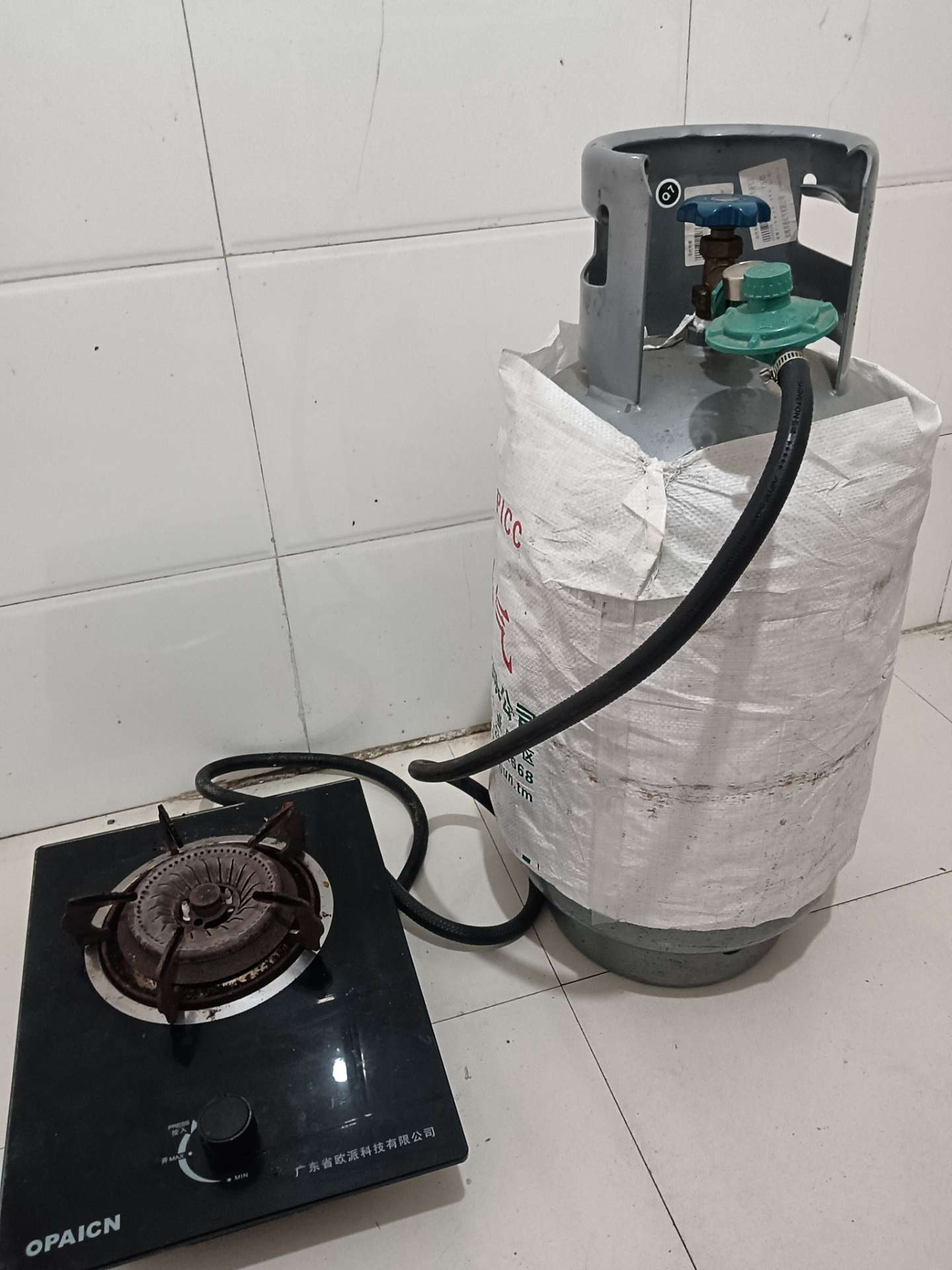 闲置液化气坛子和单灶