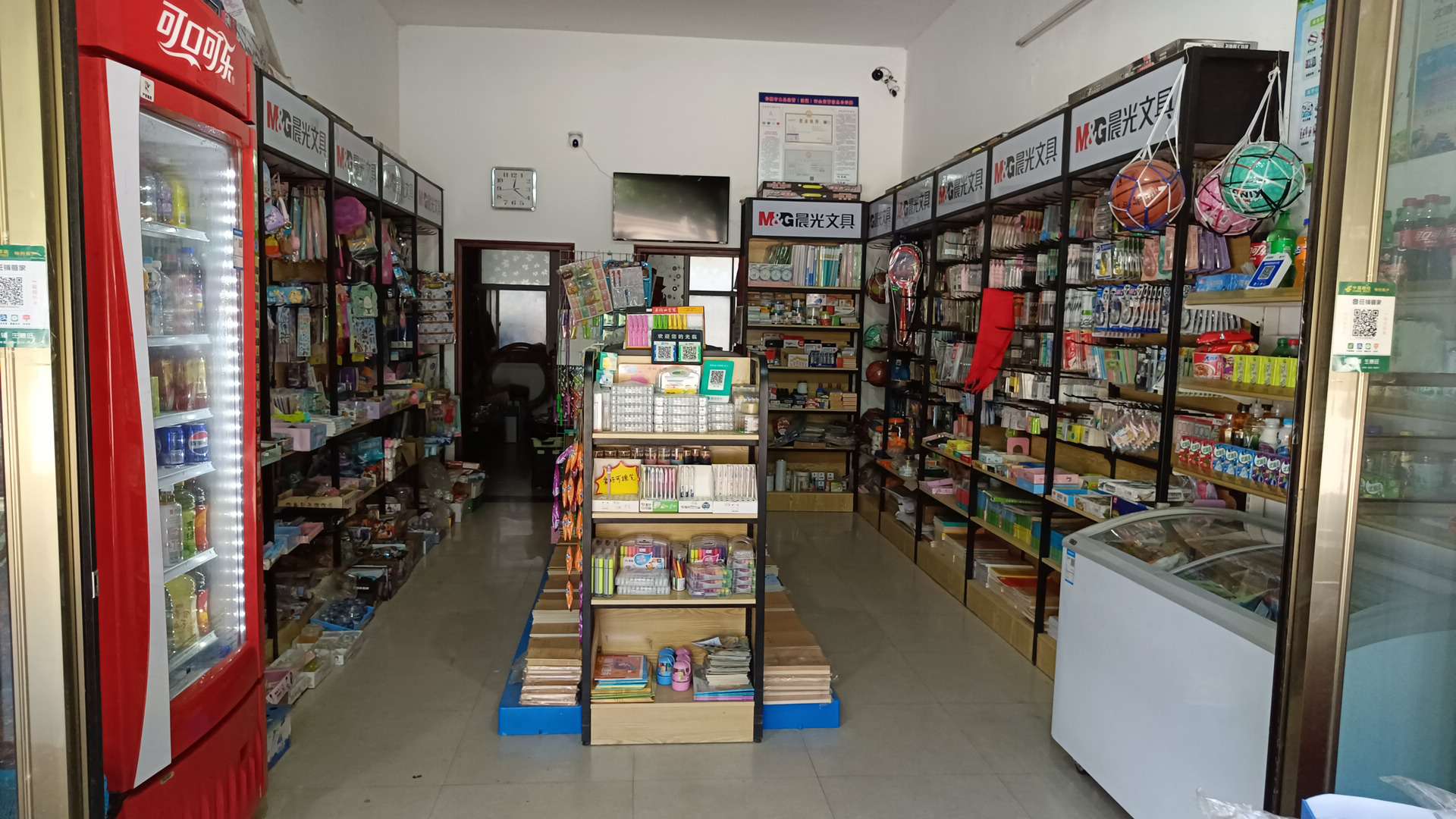 低价出售文具货架及商品