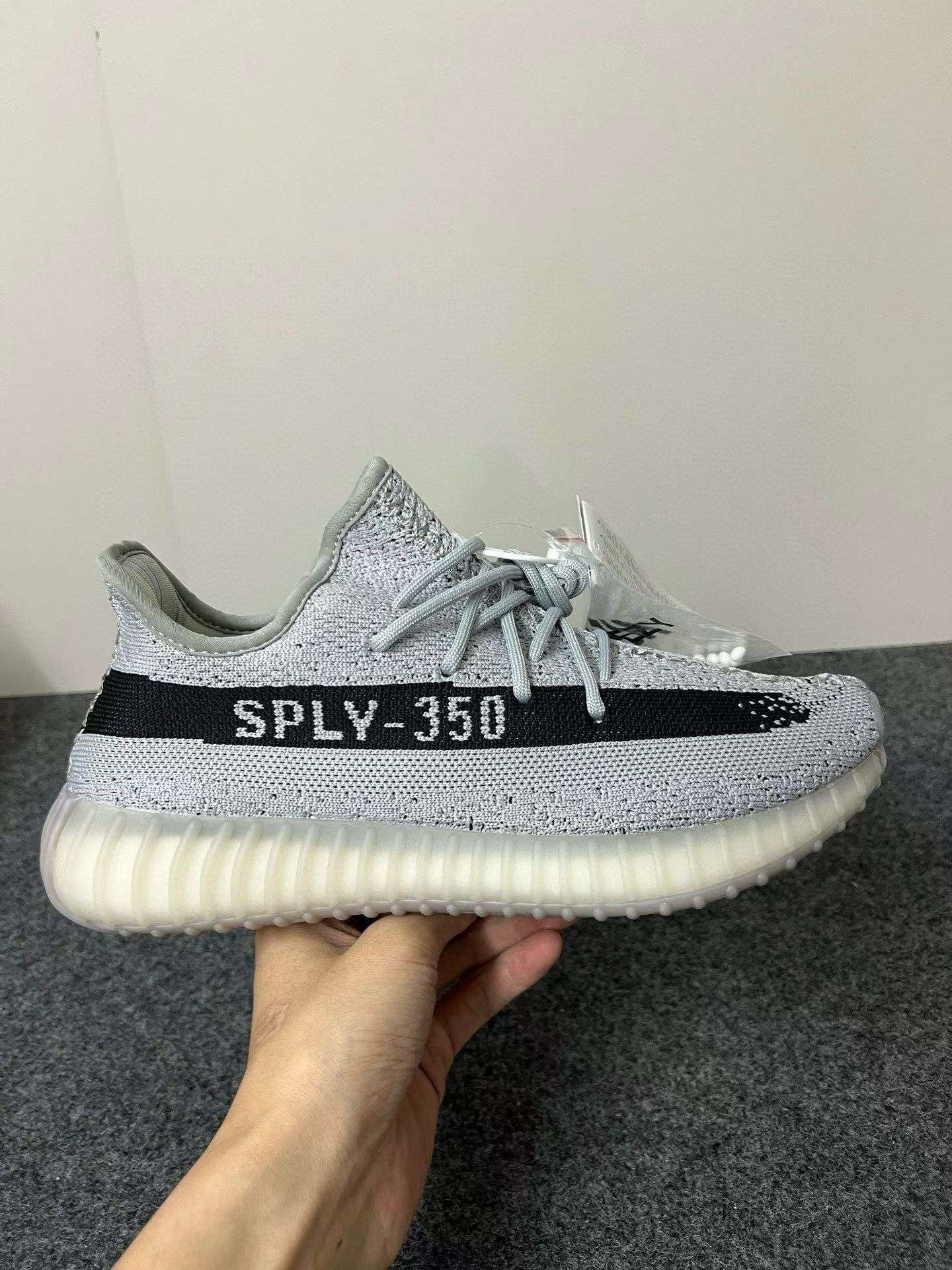 AD?椰子350透气跑鞋 140一双