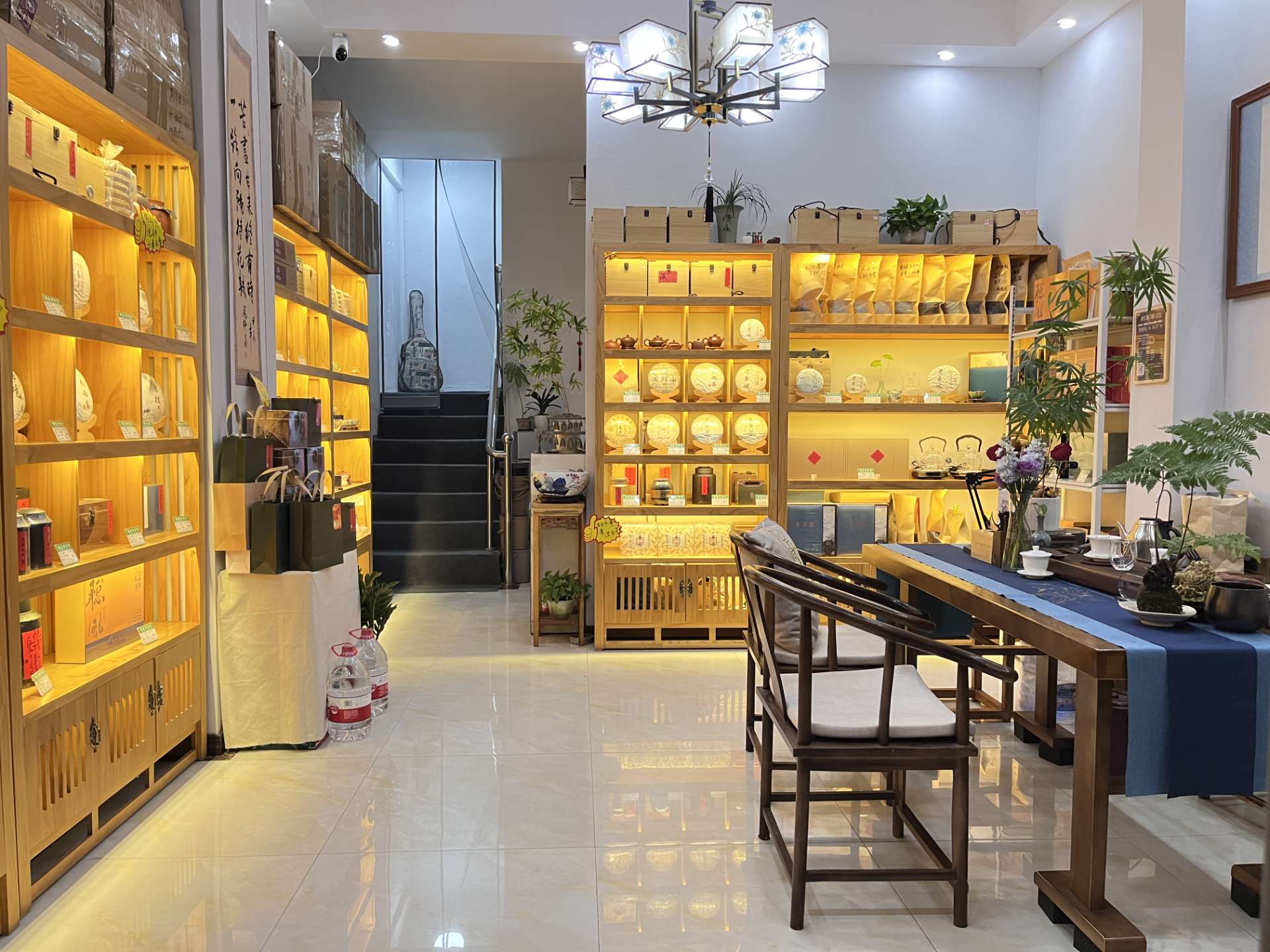 店铺位于新城一号五期马路边街边，两层楼，共90多平，装修设施
