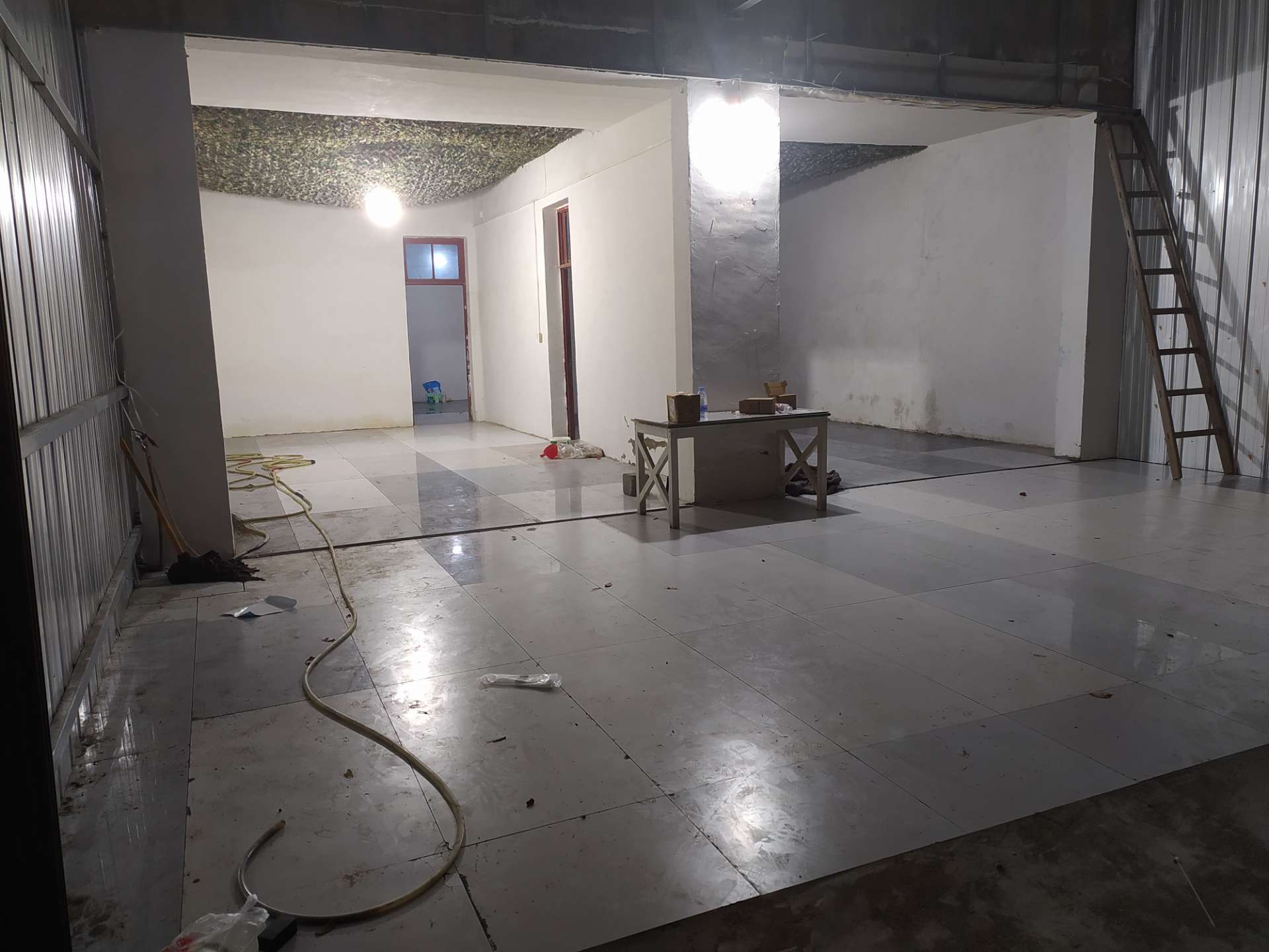 仙桃新天地沃尔玛附近马路十字路口拐角沿街厂房出租，房租便宜